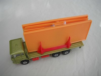 6. Olive green body/dk.red K-13/20 base/clear windows/white int/5 spoke star wheels/black open axle cover/orange building.