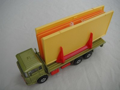4. Olive green body/red K-13/20 base/clear windows/white int/5 spoke star wheels/black open axle cover/yellow-orange building.