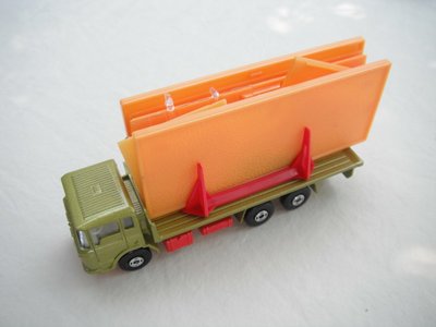 3. Olive green body/dk.red K-13/20 base/clear windows/white int/4 spoke wheels/black open axle cover/orange building.