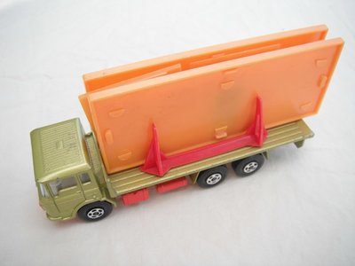 1. PP/Olive green body/lt.red K-13/20 base/clear windows/white int/5 spoke wheels/black open axle cover/orange building.