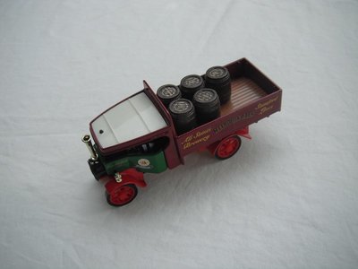 10.Foden Steam Wagon/green cab/burgundy bed/cream roof/red chassis/red base/Y27/China/dk.red Y spoke wheels.