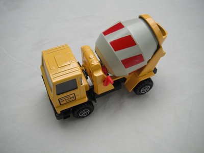 16.Yellow cab/type B roof/smooth/flat black Les base/clr windows/blk int/lt.gry barrel/red stripes &amp; crank/McAlpine decals.