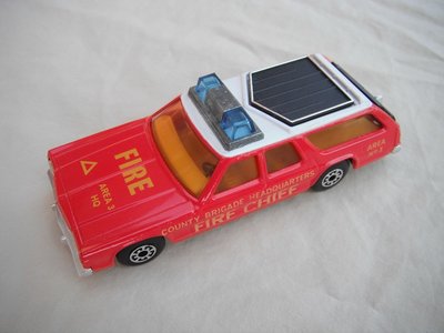 22.Lt.red body/wht roof/matt blk base/Speedkings/blu roof lts/blk roof rack/amb windows/yel int/blk tailgate/Fire Chief.