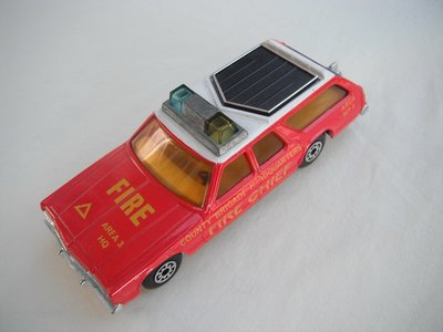 16.Lt.red body/wht roof/matt blk base/Superkings/dk.grn &amp; blu dome lts/blk roof rack/amb windows/yel int/blk tailgate/Fire Chief.