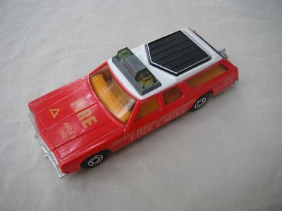 15.Red body/wht roof/matt blk base/Superkings/dk.grn &amp; amb dome lts/blk roof rack/amb windows/yel int/blk tailgate/Fire Chief.