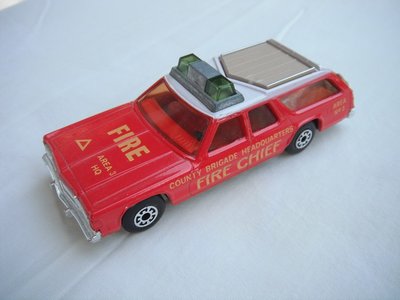 8  Red body/wht roof/matt blk base/Superkings/grn dome lts/tan roof rack/lt.amb windows/red int/tan tailgate/Fire Chief.