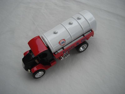 4.  Mack AC Tanker/Black cab/red roof/red chassis/white tank/black base/China/tan seat.