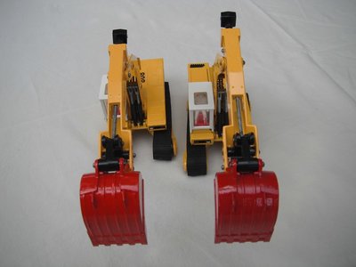 K41C JCB Excavator red or dark red scoop