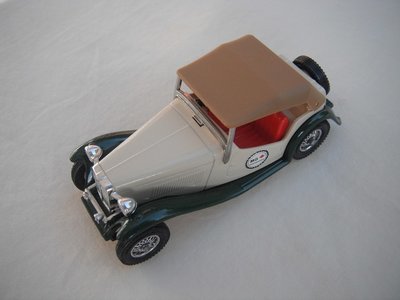 Y8-4 1945 MG 'TC' (ivory body/green base/tan roof/red seat/24 spoke BW wheels) 1 of 52.