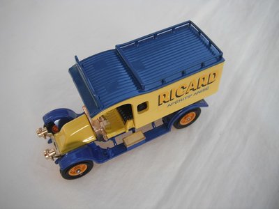 7. Y25 1910 Renault AG Van (yel body/blu roof/royal blue chassis/black seat/orange spk wheels).