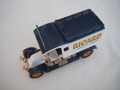 5. Y25 1910 Renault AG Van (wht body/dk.blu roof/dk.blue chassis/black seat/orange spk wheels).