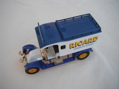 4. Y25 1910 Renault AG Van (wht body/blu roof/blu chassis/black seat/orange spk wheels).