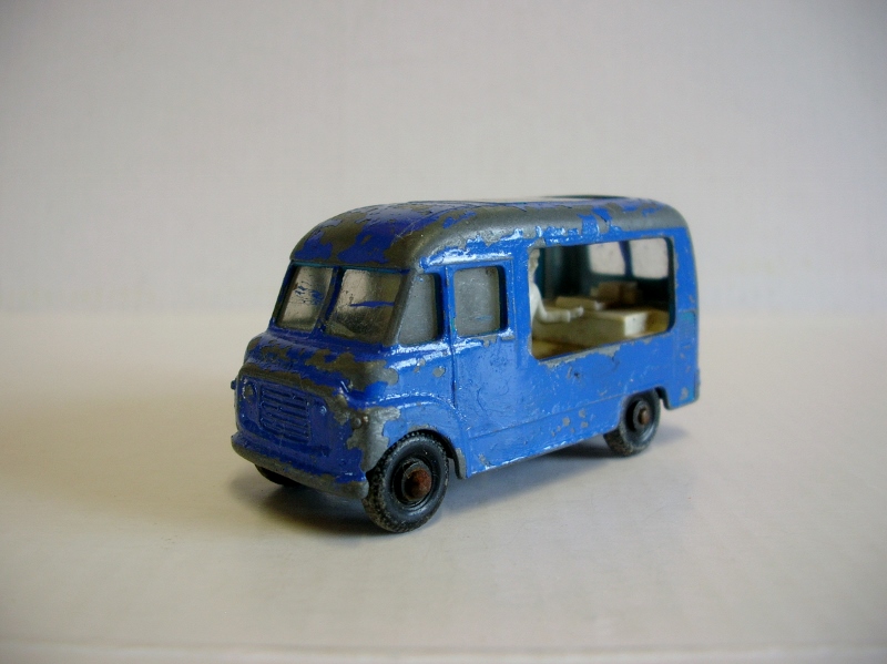 Lesney 47b Commer Ice Cream Van (800x599).jpg